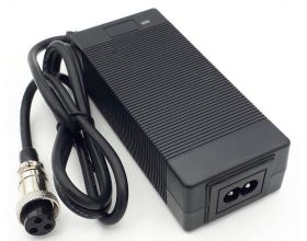 Адаптер питания для электросамокатов для Li-Ion батарей (12.60V 3.0A Aviation) Адаптер питания для электросамокатов для Li-Ion батарей (12.60V 3.0A Aviation)